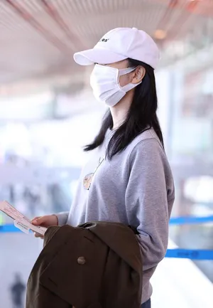 童瑶棒球帽小鹿卫衣美腿纤细机场照图片_3