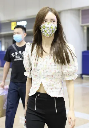 金晨小花衬衫甜美清新眼神温柔机场照图片