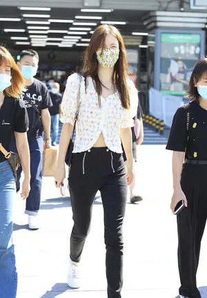 金晨小花衬衫甜美清新眼神温柔机场照图片_3