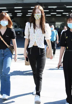 金晨小花衬衫甜美清新眼神温柔机场照图片_4