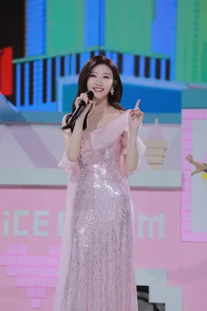 景甜飘纱仙女裙舞台照图片_2