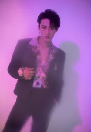 檀健次黑色西装帅痞写真图片_7