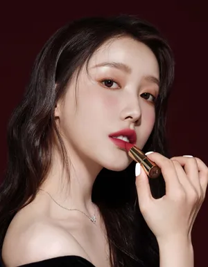 姜贞羽热辣红唇迷人广告图片_2