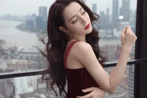 迪丽热巴丝绒红裙性感写真图片_1
