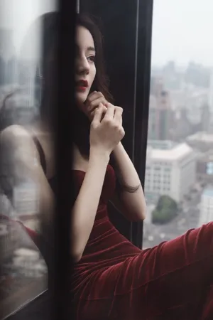 迪丽热巴丝绒红裙性感写真图片