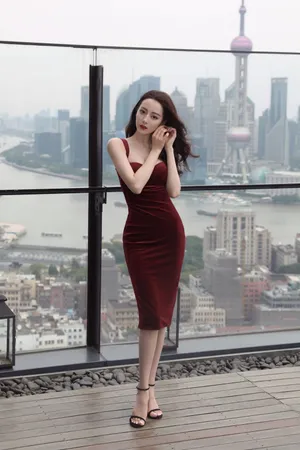 迪丽热巴丝绒红裙性感写真图片_4