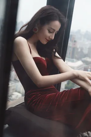 迪丽热巴丝绒红裙性感写真图片_5