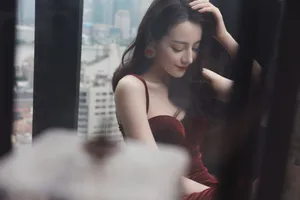 迪丽热巴丝绒红裙性感写真图片_6