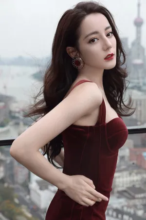 迪丽热巴丝绒红裙性感写真图片_7