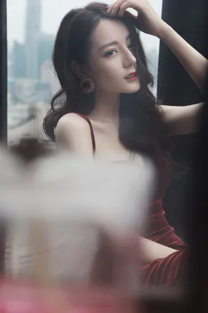 迪丽热巴丝绒红裙性感写真图片_8