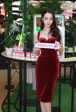 迪丽热巴性感红裙品牌活动图片_3