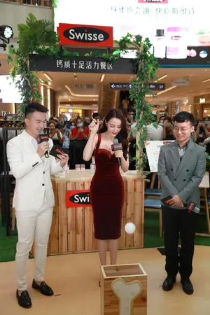 迪丽热巴性感红裙品牌活动图片_5