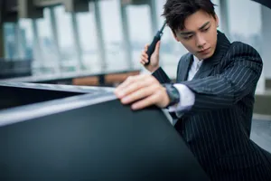 李易峰条纹西装帅气写真图片
