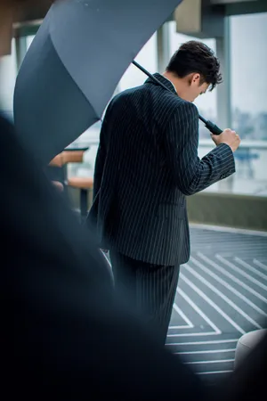 李易峰条纹西装帅气写真图片_5