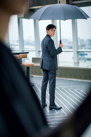 李易峰条纹西装帅气写真图片_11
