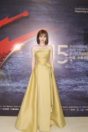 柳岩短发抹胸裙性感写真图片