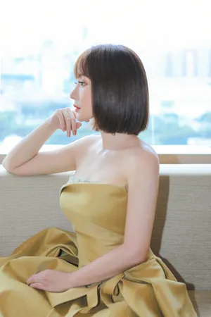 柳岩短发抹胸裙性感写真图片_3