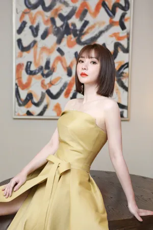 柳岩短发抹胸裙性感写真图片_4