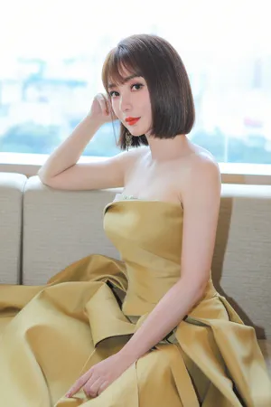柳岩短发抹胸裙性感写真图片_7