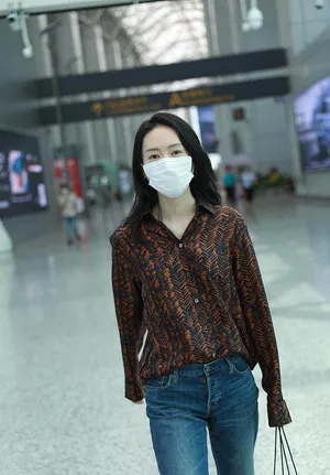 童瑶长腿纤细简约舒适轻熟风机场照图片