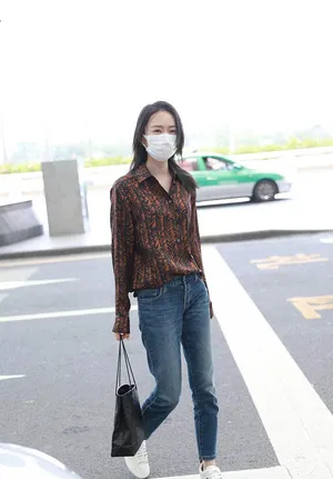 童瑶长腿纤细简约舒适轻熟风机场照图片