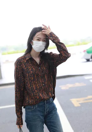 童瑶长腿纤细简约舒适轻熟风机场照图片_2