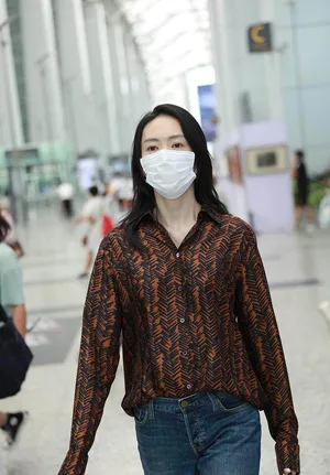童瑶长腿纤细简约舒适轻熟风机场照图片_3