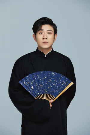 高晓攀黑色长袍帅气图片写真_1