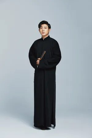 高晓攀黑色长袍帅气图片写真_2