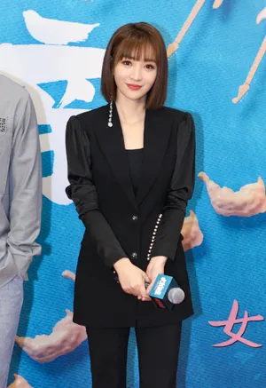 柳岩黑色西装优雅气质图片