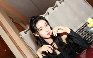 李若宁甜酷时尚写真图片_3