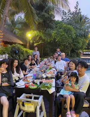 姜潮为麦迪娜庆生浪漫亲吻甜蜜慢慢美照图片
