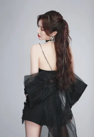 戴燕妮性感养眼写真图片
