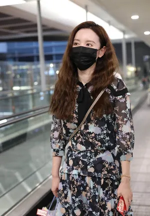 张萌碎花连身裙清新魅力无限机场照图片_1
