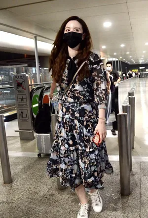 张萌碎花连身裙清新魅力无限机场照图片_4