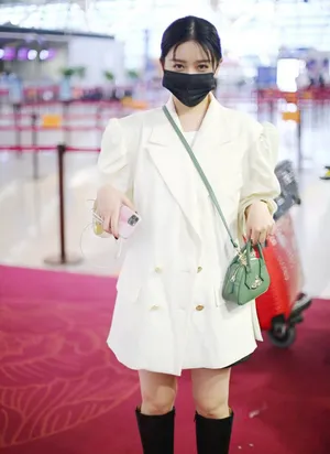 阚清子白西装眉眼撩人修长美腿机场照图片