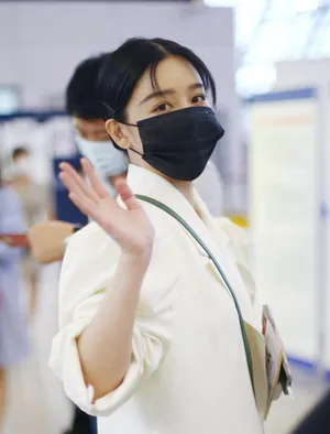 阚清子白西装眉眼撩人修长美腿机场照图片