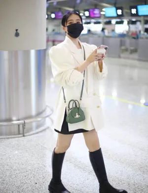 阚清子白西装眉眼撩人修长美腿机场照图片_2