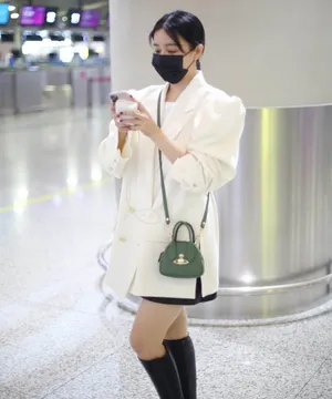 阚清子白西装眉眼撩人修长美腿机场照图片_4