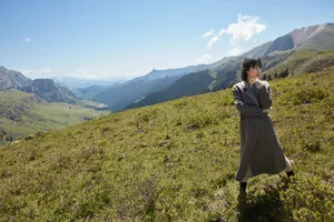 谭卓自然感草原大片写真图片_3