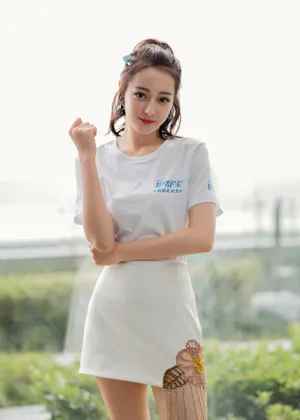 迪丽热巴高马尾活力写真图片