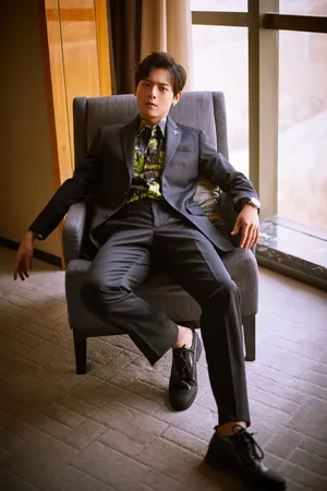 白澍黑色西装帅气写真图片_2