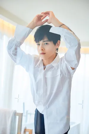 白澍白衬衫超帅写真图片_3