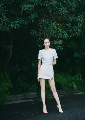 迪丽热巴白裙清新写真图片_2