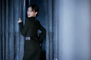 李一桐开叉黑裙性感写真图片