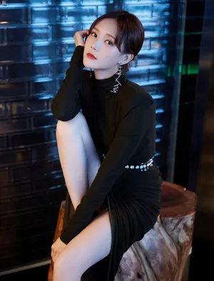 李一桐开叉黑裙性感写真图片