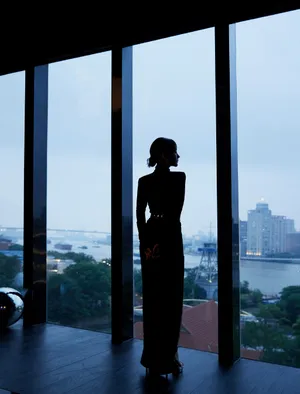 李一桐开叉黑裙性感写真图片_8
