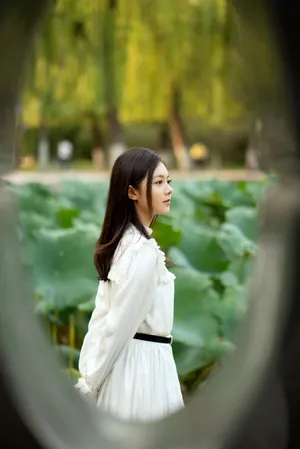 赵今麦清新白裙优雅写真图片_5