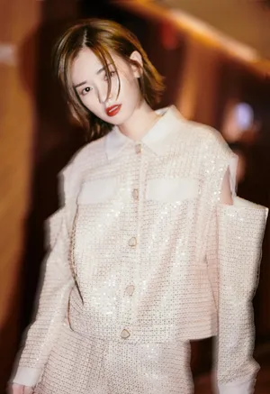 刘雅瑟浅色套装性感写真_4