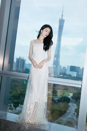 傅菁白色长裙优雅写真图片